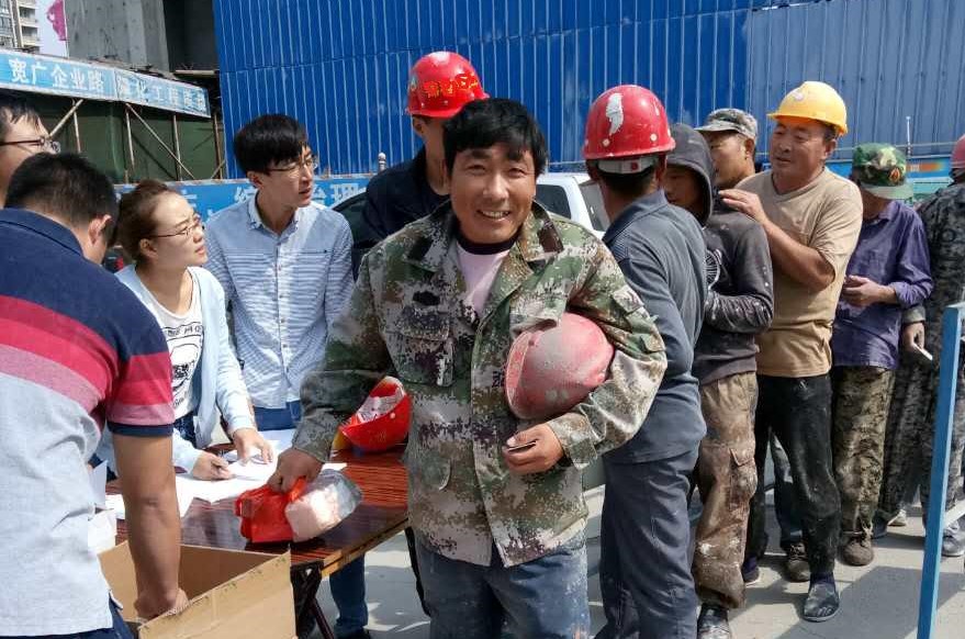 泰安项目部向全体施工工人发放中秋节礼品